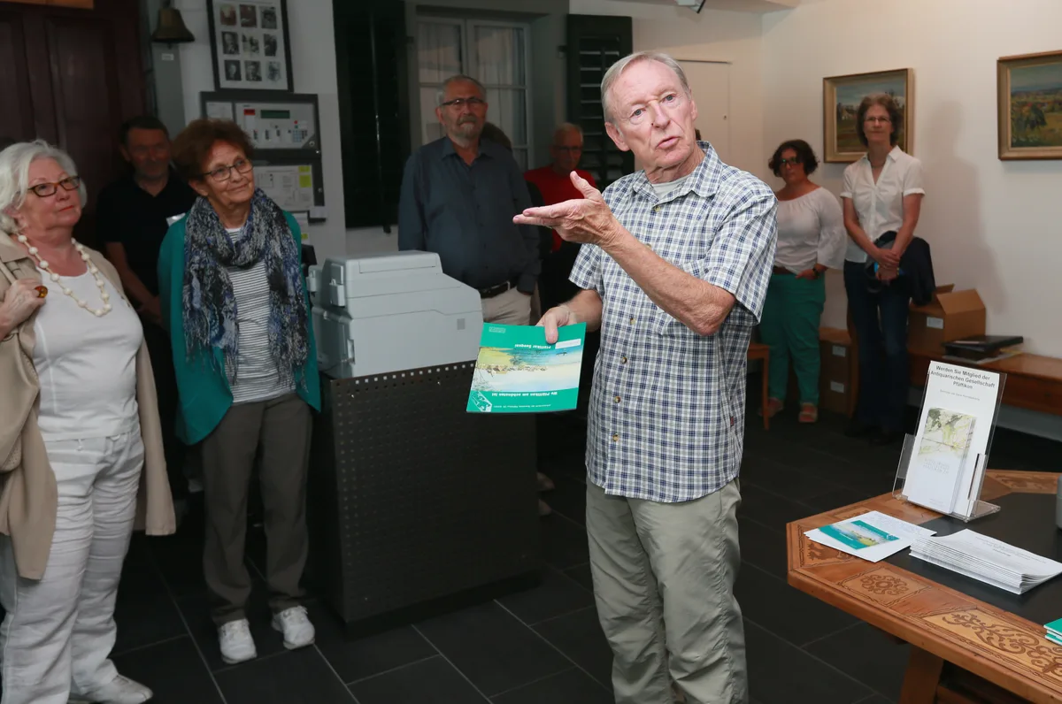Pfaeffikon , 20.08.2017 / Ernst Bänteli von der Antiquarischen Gesellschaft Pfaeffikon stellt die neue Jahresschrift zum Thema "Wo Pfaeffikon am Schoensten ist" vor, im Ortsmuseum Pfaeffikon . Bild: Nathalie Guinand